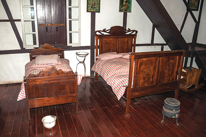 colonial bedroom
